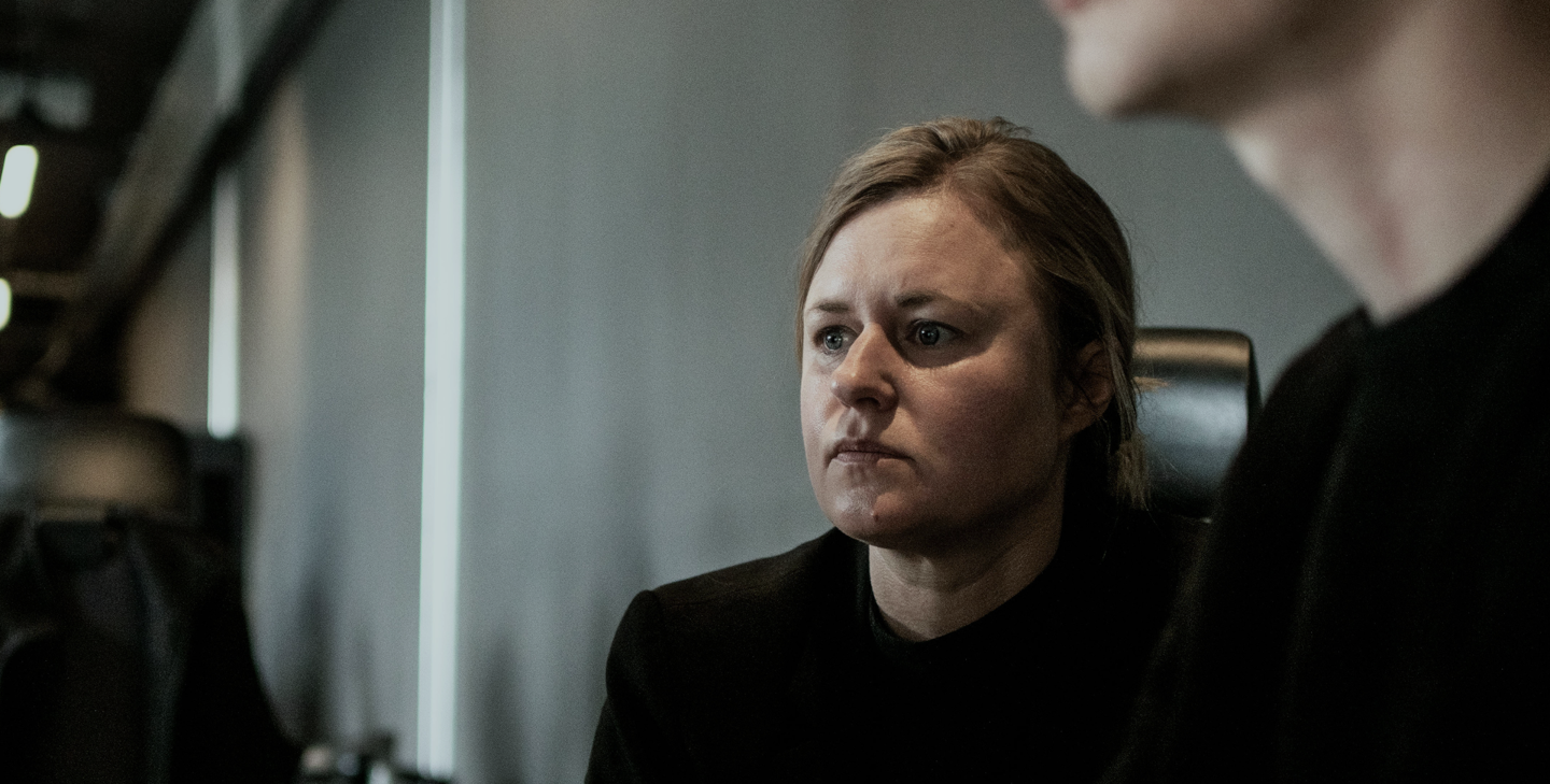 Advokat Kerstin tittar på datorskärm tillsammans med kollega på kontoret.