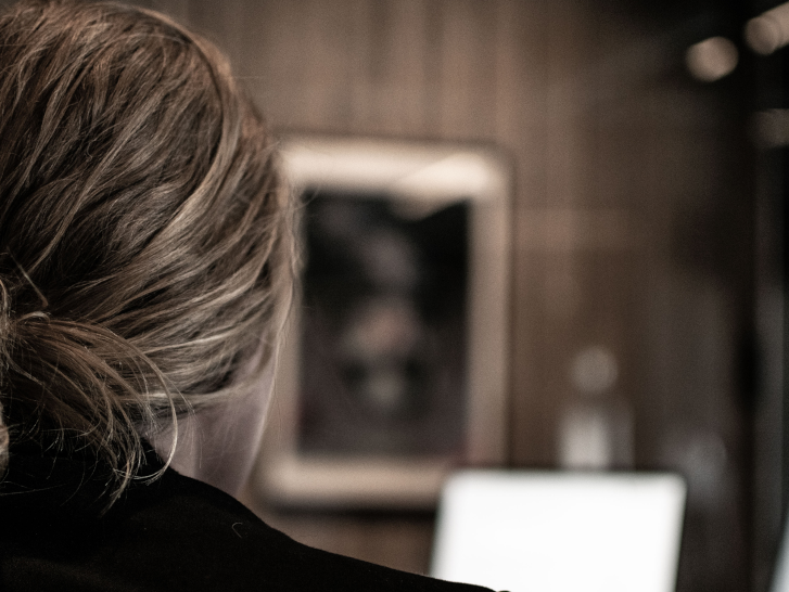Advokat Kerstin tittar på datorskärm på sitt kontor